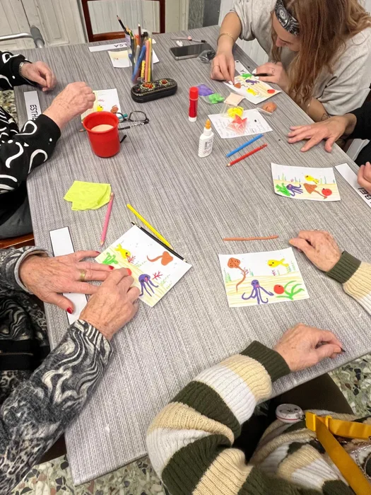 Taller de manualidades en grupo
