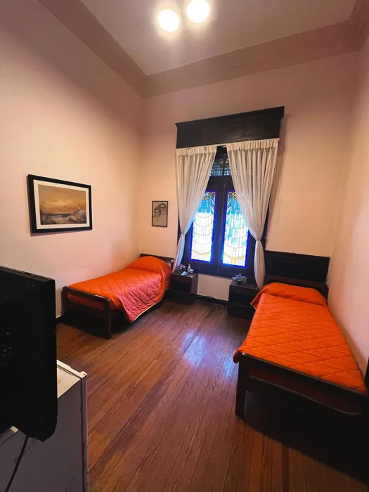 Habitación con grandes ventanales
