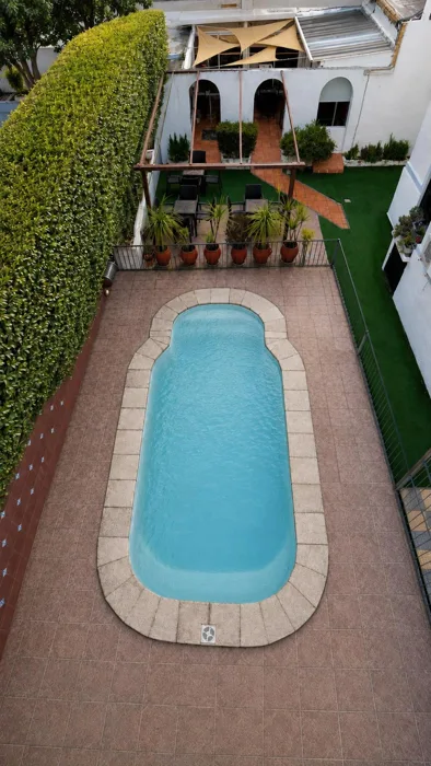 Piscina y espacios verdes