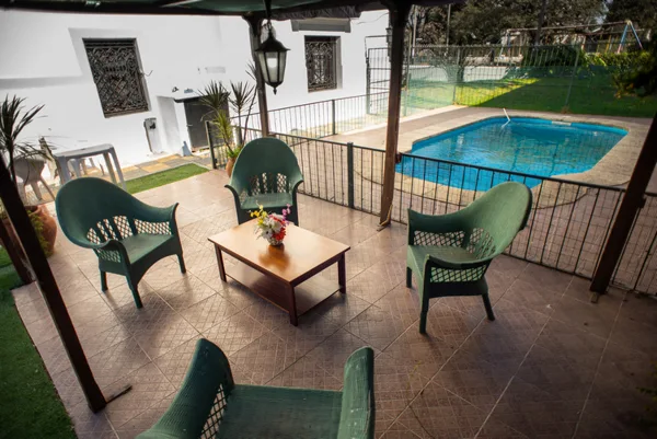 Galería junto a la piscina